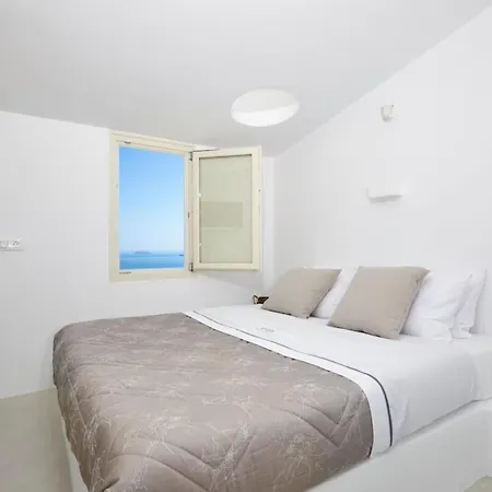 Σπίτι διακοπών Elegant Santorini House-Caldera View-Outdoor Hot Tub -Private Pool Οία