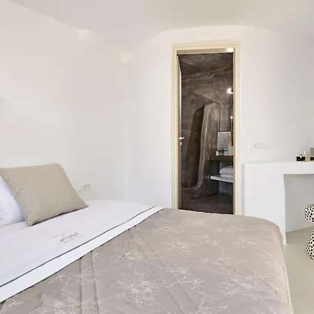 Elegant Santorini House-Caldera View-Outdoor Hot Tub -Private Pool
